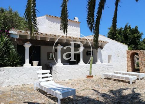 A unique property, more than 300 years old, located in a very beautiful and quiet area of the island of Formentera, Can Parra. It consists of five plots totalling 9700 m2, and 3 independent houses, each with a tourist license, for a total of approxim...