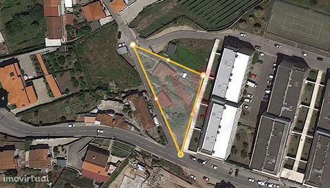 3 Moradias para Restauro em São Miguel, Vizela Com mais de 1.100 m2 de área de terreno e 3 habitações para restauro , este pode ser o seu próximo grande projeto imobiliário, seja para construir a sua habitação ou para investimento. Este imóvel é comp...