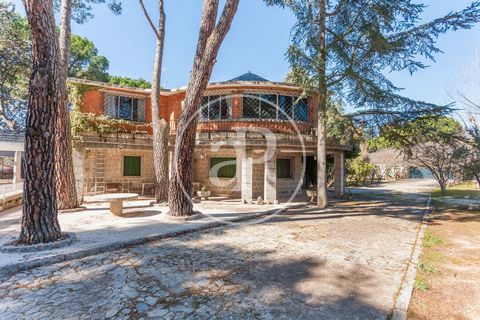 HOUSE WITH LARGE PLOT AND SWIMMING POOL IN TORRELODONES Apropreties presents this magnificent detached villa of 881 m², built with granite and brick facade, unprotected building, in the urbanisation of Las Marias in Torrelodones. The total area of th...