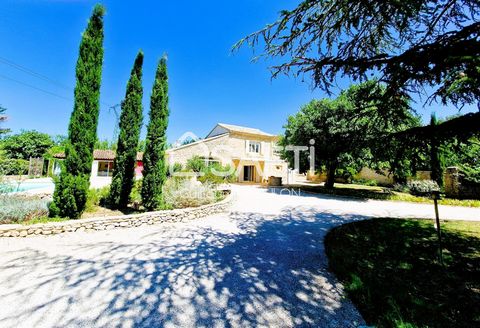 Discover this charming farmhouse nestled in the countryside of Cavaillon, a haven of peace without vis-à-vis. This exceptional property welcomes you with a majestic electric gate opening onto a driveway lined with cypresses worthy of a royal entrance...