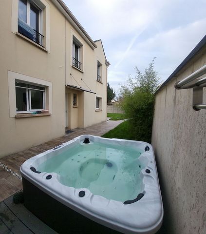 This real house combines comfort and sophisticated interiors with the unique experience of being next to Lake Maison Blanche and Paris (20 minutes from Saint Lazarre and Magenta station by Train RER E). The special feature here is the heated Jacuzzi ...