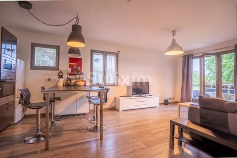 Ref 802MR: Sergy, on the edge of St-Genis-Pouilly, close to transport, in a small residence from the 90's you will be charmed by this T2 apartment on the ground floor composed of a fitted kitchen open to the living room with balcony with open view, a...