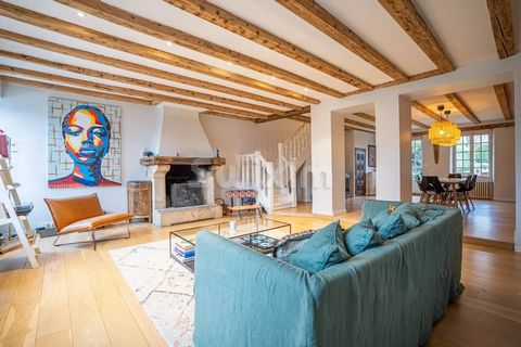 Réf 812SR: Divonne-les-Bains, Arbère sector, a few minutes from the town centre, you will be charmed by this T8 house of 282m2, built in 1826 and renovated in 2019, on a plot of 1,000m2. It comprises an entrance hall, a fitted kitchen with access to ...