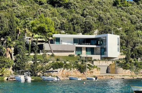 Esta elegante y lujosa villa, situada en una de las playas más atractivas de primera fila de la hermosa isla de Korčula, ofrece la máxima experiencia de vivir junto al mar. A solo 36 km del aeropuerto más cercano, esta propiedad ofrece tranquilidad y...