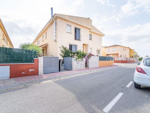 Woning met een goede locatie, goed verbonden, dicht bij alle voorzieningen en op slechts een paar minuten van Figueres en de stranden van de Costa Brava. Met 170m2 bebouwd biedt dit huis ruimte en comfort voor het hele gezin. Het heeft een garage, be...