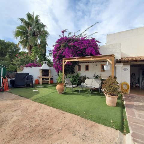 Te presentamos este adosado situado en la exclusiva zona de Cala Tarida, ideal para quienes buscan disfrutar de la tranquilidad y el encanto de vivir cerca del mar. Con una superficie construida de 102 m² sobre una parcela de 272 m², esta propiedad o...