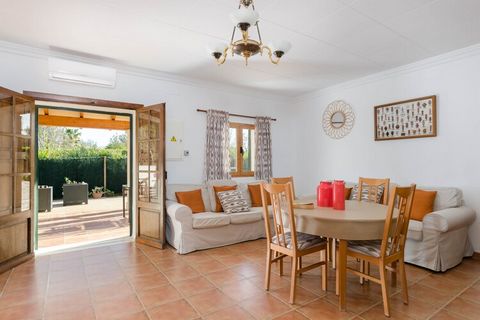 Esta encantadora finca, situada en Binissalem, ofrece un refugio tranquilo para hasta 6 huéspedes, con una piscina privada de cloro sobre el suelo y un hermoso jardín. Los huéspedes pueden relajarse en una de las cuatro tumbonas o disfrutar de la som...