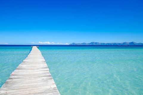 Apartamento con vistas al mar en Can Picafort, Mallorca norte, perfecto para parejas o familias. El apartamento tiene una kitchenette con vitrocerámica, hervidor de agua, cafetera, sofá cama y un salón pequeño. Hay un balcón con vistas al mar. El equ...