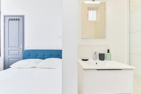 Deze ruime accommodatie van 67 m² biedt een comfortabel en gemakkelijk verblijf in het levendige 15e arrondissement van Parijs. Het is professioneel schoongemaakt en zorgvuldig voorbereid voor elke gast en beschikt over drie goed ingerichte slaapkame...