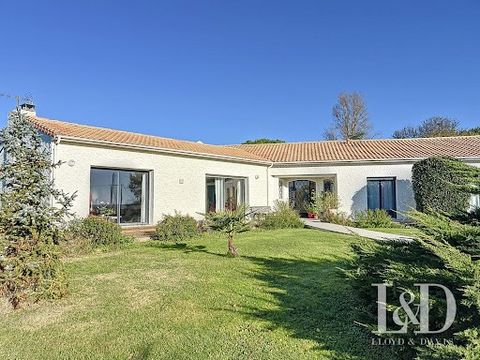 Lovers of wide open spaces, here is 3270 m² of beautifully wooded land to enjoy the summer, in the shade of beautiful trees or under the 29 m² covered area facing the 10 by 5 meter swimming pool, which is protected by a suitably high dome, extending ...