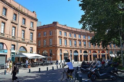 Situado a sólo 1 km de la emblemática Place du Capitole de Toulouse, este encantador alojamiento ofrece una estancia cómoda y conveniente en el corazón de la ciudad. El edificio, con sus clásicas fachadas de ladrillo rosa, está situado en un barrio a...