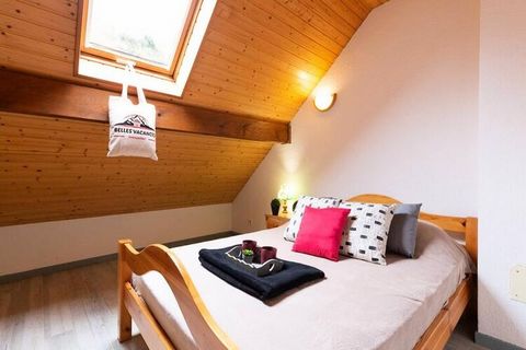 Dit ruime duplex-appartement is ideaal voor groepen of families en biedt plaats aan maximaal 8 personen. Het beschikt over comfortabele bedden, een grote slaapkamer en extra slaapgedeeltes, zodat iedereen zijn eigen plekje heeft. Het appartement is n...