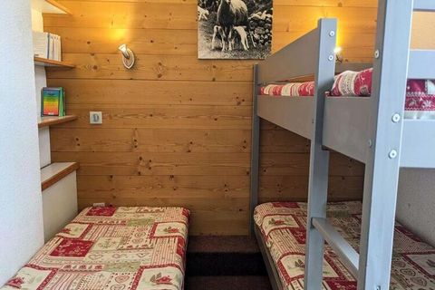 Diese 2-Zimmer-Wohnung ist für 5-6 Personen ausgelegt. Es liegt im Weiler La Forêt. Es ist als möblierte Touristenunterkunft mit 2 Sternen klassifiziert. Es ist 5 Minuten vom ESF-Unterricht und dem Piou-Piou-Club, 3 Minuten von den Geschäften entfern...