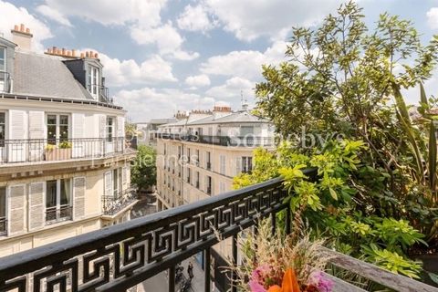 Au cœur du Marais historique, rue des Rosiers, à l'angle de la rue Pavée, à proximité immédiate de la rue de Rivoli, de la prestigieuse Place des Vosges, proche du Musée Picasso et du Musée Carnavalet, dans un immeuble 1900 bien entretenu au 5e et 6e...