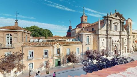 ¿Quieres vivir en el casco histórico de Alcala de Henares, con total privacidad e independencia y terraza privada? ¡Oportunidad única! Se vende espectacular ático en la calle Libreros, en pleno corazón de Alcalá de Henares, con vistas inmejorables al...