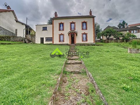 Ihre Petite Agence Aubusson bietet dieses große Einfamilienhaus zum Verkauf an, um es auf den neuesten Stand zu bringen. Dieses 85 m2 große Haus befindet sich in einem hübschen kleinen Dorf 25 Minuten von Aubusson und 5 Minuten von Crocq entfernt und...