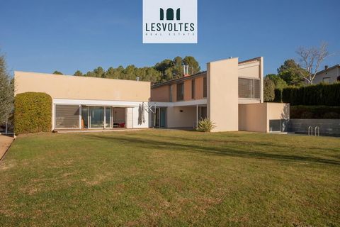 MAGNÍFICA CASA DE DISEÑO CON PISCINA, JARDÍN Y VISTAS EN GARRIGOLES En un entorno privilegiado del Baix Empordà, esta casa de diseño moderno destaca por su arquitectura singular, grandes ventanales que bañan los espacios de luz natural y un terreno q...