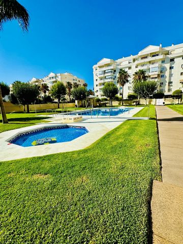 Located in Málaga. Welcome to this fantastic apartment on Paseo Pacífico in Málaga, located in a private community just three blocks from the beach. This apartment is only 200 meters from Playa de la Misericordia and a short walk from the charming Pa...