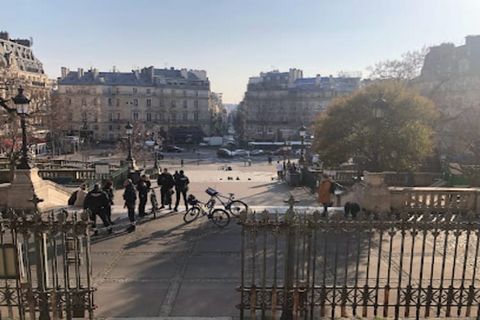 Gelegen in het hart van Parijs, biedt dit charmante kunstenaarsatelier een uniek toevluchtsoord voor twee, met uitzicht over de iconische daken van Montmartre. Deze gezellige studio van 25 m² bevindt zich in het levendige 10e arrondissement op de 6e ...