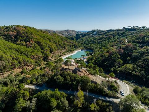 Residential plot in Montemayor, introducing a unique opportunity in an exclusive setting.Located atop the hills of Benahavis, within the natural enclave of the Montemayor Valley, plot A16, is a private sanctuary, a blank canvas to create the home of ...