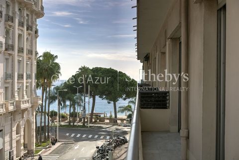 Dit volledig gerenoveerde appartement van 68 m² ligt op een bevoorrechte locatie in het centrum van Cannes, op slechts een steenworp afstand van de zee en de stranden. De lichte, uitnodigende woon-/eetkamer komt uit op een hoekbalkon met zijdelings u...