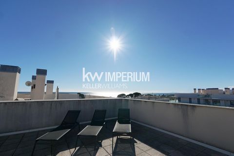 Keller Williams Imperium presenta este exclusivo ático de estilo moderno y vistas despejadas al mar en Vilafortuny, Cambrils. Te enamorarás de la terraza de este ático y sus 60 m² de solarium, ideal para disfrutar de las vistas panorámicas al mar Med...