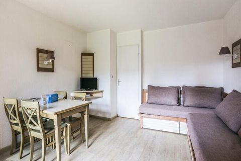 Dit charmante vakantiehuis in Saint-Raphaël biedt een gezellig toevluchtsoord van 27 m², ideaal voor een gezin of een kleine groep. De accommodatie beschikt over een lichte woonkamer met twee eenpersoonsslaapbanken, een cabinegedeelte met stapelbedde...