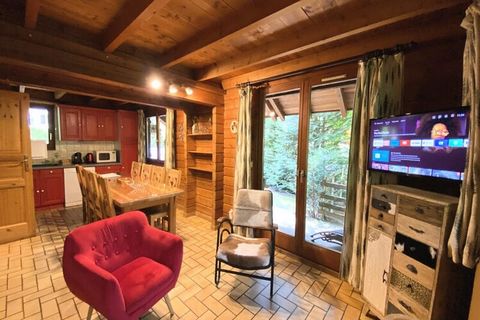 Dit houten chalet van 71 m² aan de oevers van de rivier, omgeven door de natuur, op 2 niveaus is ontworpen voor 8 personen. Het beschikt over alle comfort om u een onvergetelijk verblijf te garanderen. In de woonkamer met open haard kunt u heerlijk o...