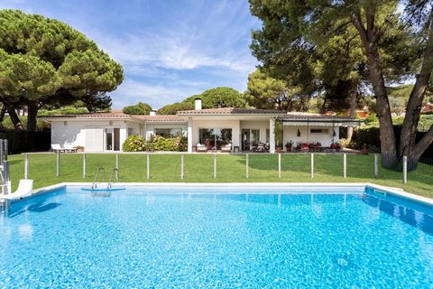 BARNES präsentiert diese elegante mediterrane Villa mit 313 m², gelegen in der exklusiven, geschlossenen Wohnanlage La Gavina, S’Agaró Vell, nur 200 Meter vom Strand Sa Conca entfernt. Mit 24-Stunden-Sicherheitsdienst vereint diese Immobilie Privatsp...