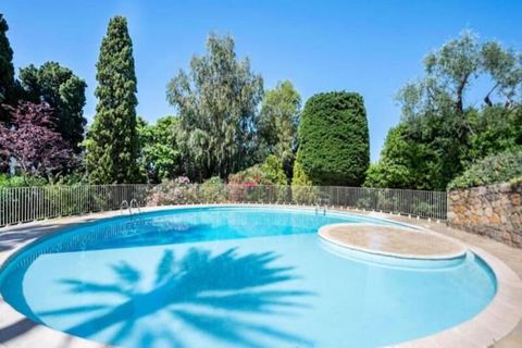 Ce charmant appartement à Cannes offre le cadre idéal pour des vacances en famille. Avec des chambres confortables, une terrasse spacieuse et un accès à une piscine commune, il offre un séjour relaxant et agréable. L'appartement est conçu pour les fa...