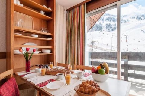 Het pand, samen met een charmante alpine sfeer, biedt volledig uitgeruste appartementen, perfect voor een ontspannen verblijf in het hart van het 3 Vallees-gebied. Elk appartement is geschikt voor gezinnen of kleine groepen en beschikt over een slaap...