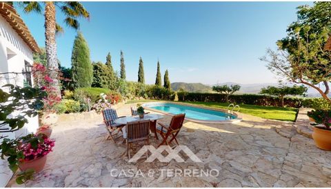 This charming finca has an incomparable panoramic view of the mountains. It has a built area of 135 m2 and a plot of 15,000 m2, with 200 olive trees. The finca has a total of three bedrooms and three bathrooms. When you enter the house, you will find...