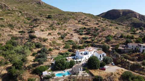 Cette propriété de charme et quiétude à la campagne de Bedar avec deux maisons et piscine, est située à 30 minutes des plages de Mojacar. La propriété se compose d’une maison principale avec trois chambres et deux salles de bains, d’une deuxième mais...