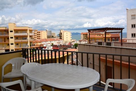 Apartament en L´Escala posseeix 2 dormitori(s) i capacitat per a 4 persones. Allotjament de 80 m². Disposa de ascensor, mobiliari jardí, terrassa, planxa, piscina comunitària, Televisió. La cuina independent, de gas, està equipada amb nevera, microon...