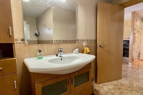 The apartament w Estartit ma 2 sypialnie i obłożenie dla 5 osób. Nocleg od 60 m², położony w plaża. Znajduje się w pobliżu 50 m plaży piaskowej, 100 m supermarkecie, 300 m miasta, 10 km polu golfowym 