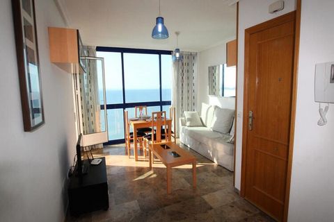 Bellissimo appartamento all'8° piano del km 14 di La Manga del Mar Menor, sulla parte anteriore dell'appartamento (nascosto) offre due camere da letto, la doppia che ha una vista panoramica sul mare, ha un letto matrimoniale, due tavoli molto carini ...