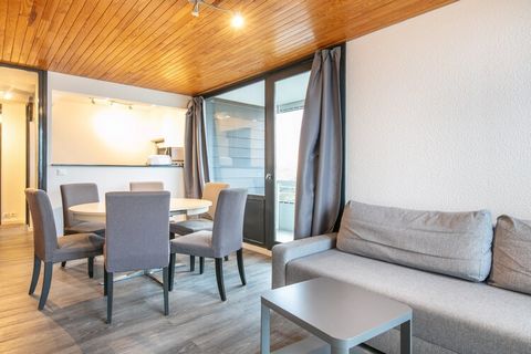 Het appartement in Chamrousse heeft 1 slaapkamer(s) en kan gereserveerd worden tot 6 personen. Accommodatie De accommodatie heeft een oppervlakte van 39 m² isgezellig ingerichte en is goed belicht, gelegen direct aan de skipiste. De woning bevindt zi...