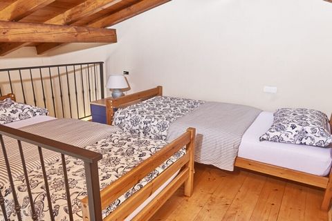 Ein zweistöckiges Appartement mit allem Komfort, den Sie brauchen: eine voll ausgestattete Küche, ein gemütliches Wohnzimmer, ein Doppelbett und zwei Einzelbetten. Ein schöner Balkon lässt Sie die Ruhe des Dorfes genießen. Das Badezimmer ist mit alle...