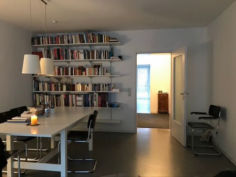 Die helle und gepflegte Wohnung, die in der vierten Etage liegt, zeichnet sich durch eine gehobene Innenausstattung aus. Zu der Wohnung zählen neben zwei schönen Zimmern nicht nur ein Badezimmer, sondern auch ein separates Gäste-WC. Der Energieauswei...