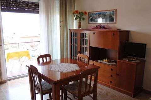 Grand appartement dans une position très centrale à Lazise. Mobilier agréable. Il est situé à Lazise, à seulement 300 mètres du centre historique, au premier étage d'un petit immeuble. Le bâtiment dispose d'un total de 6 appartements, seul celui-ci e...