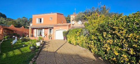 SIX FOURS LES PLAGES - Jolie villa aux pieds du Fort de Six Fours située au sein d'une petite coproprieté au fond d'une impasse. Cette villa comprend au rez de chaussée : un séjour/salon, une cuisine inépendante entièrement équipée, un WC. A l'étage,...