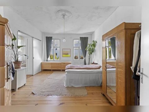 Spacious and homey place in the heart of Kreuzberg. It's located on the fourth floor of a 