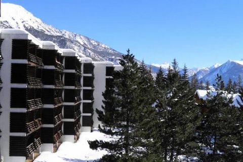 Questo accogliente monolocale dispone di un confortevole soggiorno con divano letto estraibile per 2 persone, TV e una vetrata che si apre su un balcone con mobili da giardino. L'appartamento dispone anche di un angolo montagna con 2 letti a castello...