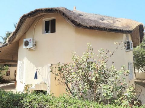 Hübsche Residenzvilla im Zentrum von Saly, nur wenige Gehminuten vom Strand entfernt. Diese sehr gepflegte, möblierte Villa liegt gut gelegen in einer Residenz 200 m vom Strand entfernt und verfügt über ein Restaurant und 2 Gemeinschaftspools. Sie be...