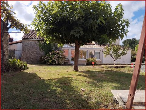 Une maison de village à CABARIOT vous attend, une authentique maison ancienne à restaurer. Située dans ce charmant village à seulement 8 km de ROCHEFORT et 5 minutes des grands axes vers LA ROCHELLE, SAINTES OU BORDEAUX. Elle bénéficie d'un emplaceme...