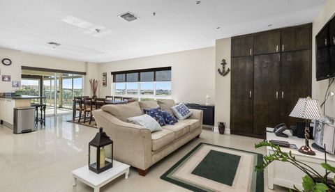 Entdecken Sie den Höhepunkt des luxuriösen Insellebens in diesem atemberaubenden Apartment mit 3 Schlafzimmern und 3 Bädern , das sich im dritten Stock des exklusiven Racquet Building der Oceania Residences, Aruba, befindet. Mit spektakulärem Blick a...