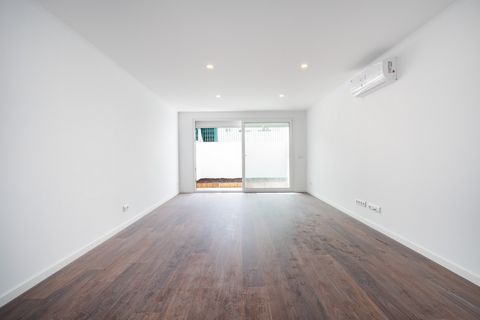 New apartment in open space, with terrace, located on Rua de Ponta Delgada, next to Saldanha, in Lisbon. Inserted in a completely reconstructed building, the apartment stands out both for its unique location, located in a prime area of the city of Li...