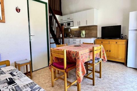 Dit vakantiehuis biedt een comfortabele en ruime accommodatie voor gezinnen of groepen vrienden, met een woonkamer met 2 uitschuifbare eenpersoonsbedden en een slaapkamer met 2 eenpersoonsbedden. Een mezzanine biedt 2 extra eenpersoonsbedden, waardoo...