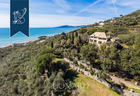 Bella dimora panoramica in vendita a Lavagna, rinomata località balneare del Levante Ligure, in incantevole posizione dominante sul Golfo del Tigullio. La riva del mare è comodamente raggiungibile in pochi passi attraverso una passeggiata che attrave...