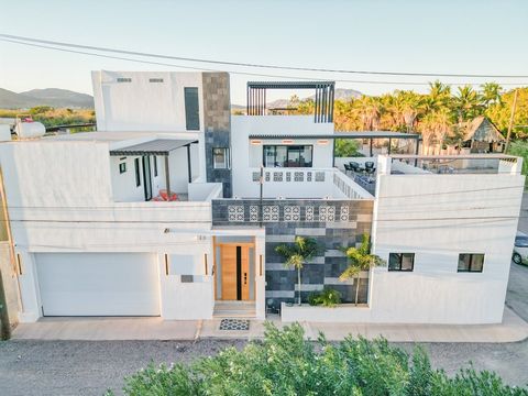 Luxurious Water View Property with 3 Bedrooms, 5 Bathrooms, Pool, and Sprawling Water-View Terraces in Loreto, Baja California Sur Welcome to an unparalleled opportunity to experience luxurious living in charming Loreto. Nestled in the coveted El Jar...